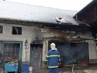 Ve Velkých Těšanech na Kroměřížsku zasahovaly tři jednotky u požáru auta v garáži