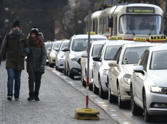 Taxikáři v Praze chtějí opět protestovat proti Uber a Taxify