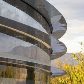 Apple Park má kuriózní problém, lidé v něm naráží do skla