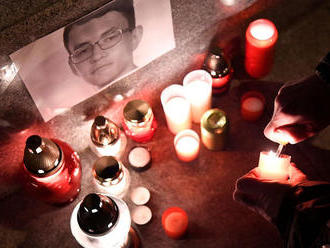 Na Slovensku horia sviečky na pamiatku zavraždeného novinára Kuciaka a jeho priateľky