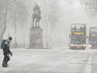 Mrazy majú v Poľsku už takmer 60 obetí, sneženie narušilo v Británii dopravu