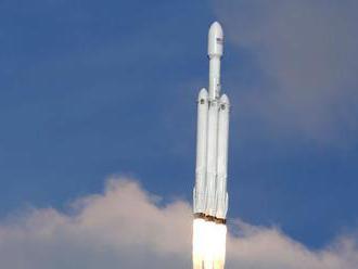 O krok bližšie k letom na Mars: Na prvý test odštartovala raketa Falcon Heavy