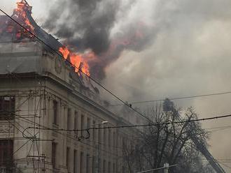 Horí daňový úrad v Košiciach, boj s plameňmi komplikuje vietor