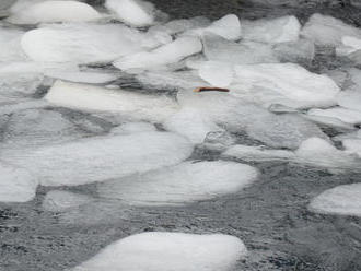 Hromadiaci sa ľad v riekach môže spôsobiť povodne