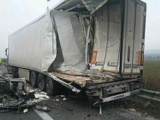 Dopravná nehoda dvoch kamiónov: Jeden zostal prevrátený mimo cesty