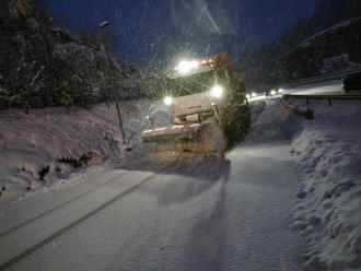 Cesty sú na celom území zjazdné, cestári však varujú pred hmlou a zľadovateným snehom