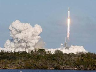 Spoločnosť SpaceX úspešne vyslala do vesmíru raketu Falcon Heavy