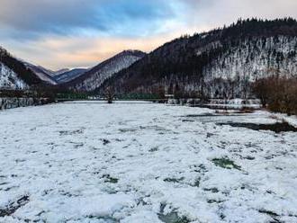 V dvoch okresoch na Slovensku hrozí ľadová povodeň, platí výstraha prvého stupňa