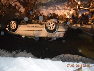 Foto: Auto vyletelo z cesty a skončilo prevrátené v potoku, mladý vodič zomrel