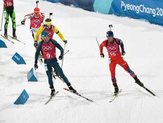 Švédi vyhrali olympijskú štafetu biatlonistov, Slovákov po skvelom úseku Kazára stiahli z trate