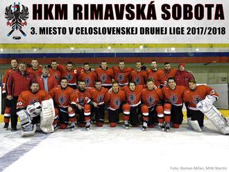 Úspech mužov HKM Rimavská Sobota. V sezóne vybojovali bronzovú priečku v celoslovenskej druhej lige