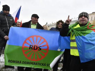Lidé v Praze protestovali proti zpochybňování romského holokaustu
