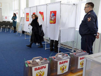Volby v Rusku prý probíhají hladce, opozice ale hlásí podvody