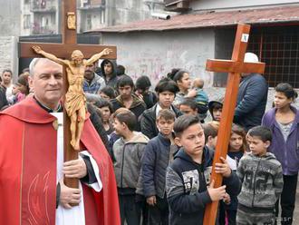 VIDEO: Krížovú cestu prežívali aj veriaci v rómskej osade v Trebišove