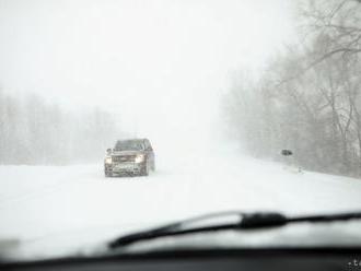Cestári upozorňujú vodičov na zľadovatený sneh i zníženú viditeľnosť