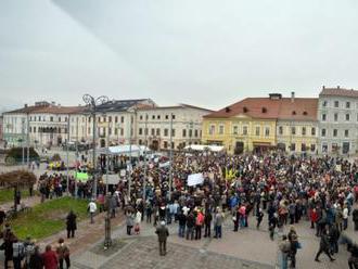 Do centra Bratislavy prišli stovky ľudí, ktorí nechcú štátny prevrat