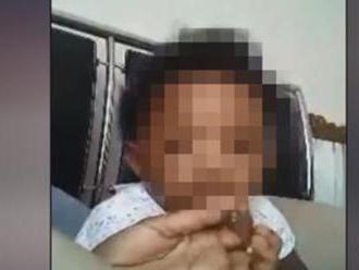 Internetem koluje šokující video. Matka dítěti přiložila „cigaretu“ k zakouření