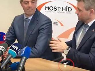 Mohla to být droga? Novému slovenskému premiérovy vypadl podezřelý sáček z kapsy