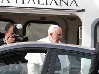 Mladí lidé by měli najít práci doma, aby nemuseli odcházet, řekl papež František