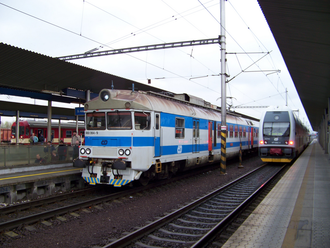 Srážka vlaků u Bratislavy: nejméně sedmnáct lidí raněných, tři těžce