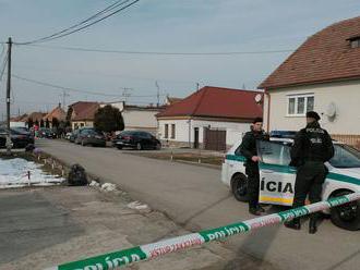 Policajti prehľadávajú okolie Kuciakovho domu a les vo Veľkej Mači