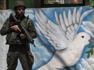 Takmer 4000 vojakov a policajtov zasahuje v komplexe faviel v brazílskom Riu 