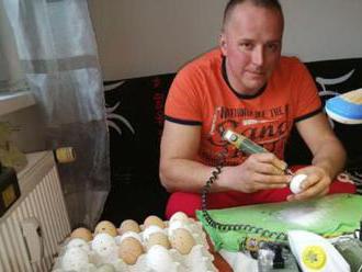 Automechanik vyrába veľkonočné vajíčka so srdiečkami