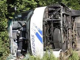 Po nehode autobusu v rakúskom horskom priesmyku Gschütt hlásia 36 zranených