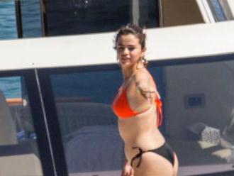 Selena Gomez si obliekla bikiny, na Biebera zabúda na luxusnej  jachte