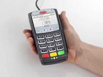 Může si obchodník účtovat poplatek za platbu kartou?