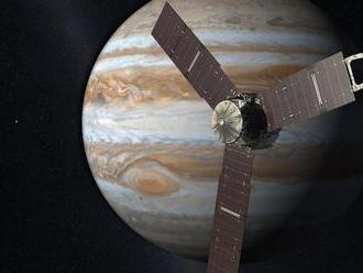 Sonda Juno sa pozrela do útrob Jupitera