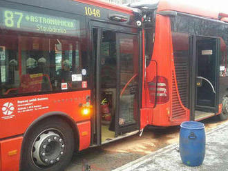 Na Dolnozemskej v Bratislave sa zrazili dva autobusy