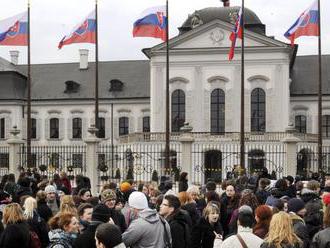 Pred prezidentským palácom sa stretli ľudia na protest proti prevratu