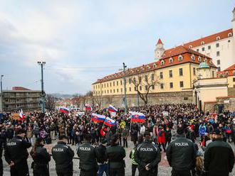 Pred parlament prídu demonštranti, v Bratislave obmedzia dopravu