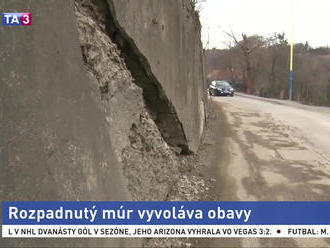 Obyvatelia Prešova roky upozorňujú na poškodený múr pri hlavnej ceste