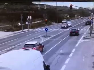Drzosť šoférov nemá obdobu! VIDEO Hromadná ignorácia červenej v Svätom Jure