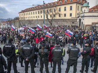 ONLINE Tisícky Slovákov opäť v uliciach: Nahnevaný dav pred parlamentom, výzvy Pellegrinimu