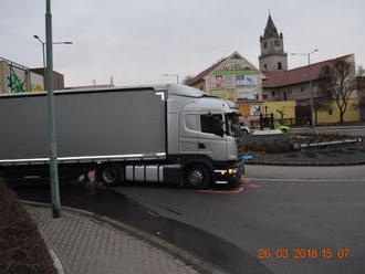 FOTO Hľadajú svedkov tragickej nehody v Hlohovci: Poľský kamionista   zabil muža  