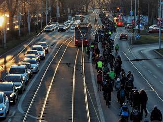 FOTO V Bratislave protestovalo vyše 400 cyklistov a chodcov: Veci sa dali do pohybu