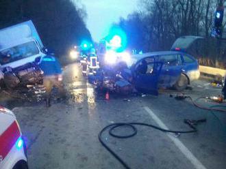 FOTO Vážna nehoda na Orave: Zrážka auta s dodávkou, vodiča museli vystrihovať hasiči