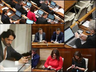 Najdôležitejšia schôdza parlamentu: FOTO Takmer prázdna sála, poslanci prilepení na mobiloch