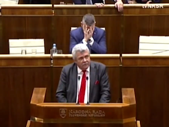 Poslanci v parlamente ako odtrhnutí z reťaze: VIDEO Marček nadával do buz*kov, zúfalý Pellegrini