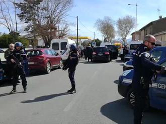 Rukojemnícka dráma vo Francúzsku skončila: Polícia zastrelila teroristu, dvaja mŕtvi
