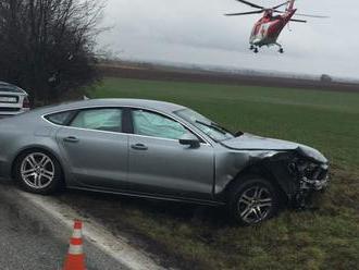 Foto: Vodič Audi sa čelne zrazil s policajtmi, zasahovali aj leteckí záchranári