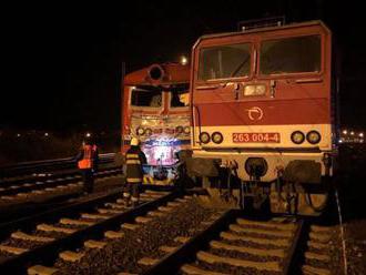 Po zrážke osobného vlaku a lokomotívy ošetrili vyše desať ľudí, jedného museli operovať
