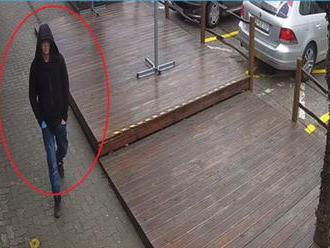 Foto: Muž položil na pult zbraň a vypýtal si peniaze, polícia vyšetruje lúpež v Modre