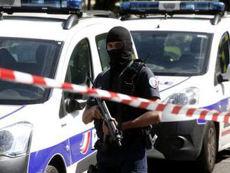 Útočník vo Francúzsku strieľal na políciu a zajal rukojemníkov, hlási sa k Islamskému štátu