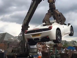 Britskí policajti zničili Ferrari 458. Majiteľ nedokázal vlastníctvo