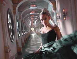 VIDEO: Ariana Grande si v novinke uctila obete teroristického útoku v Manchestri