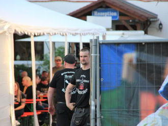 Policie neonacistům v Ostritzu zabavila trička a plakáty